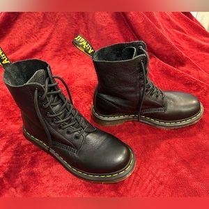 Womens Dr. Martens 1460 Pascal 8-Eye Boot - Black